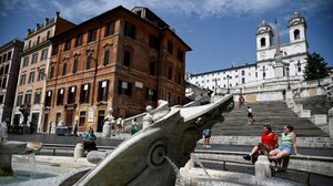 Ηλικιωμένος έπεσε με το ΙΧ του στα σκαλοπάτια της Πιάτσα ντι Σπάνια