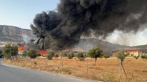 Φωτιά σε εργοστάσιο στα Μέγαρα - Μαύροι καπνοί στην περιοχή