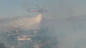 Φωτιά στην Παλαιά Φώκαια: Ο καπνός πλησιάζει τα Αντικύθηρα