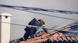Συγκλονιστικό βίντεο: Πυροσβέστης αψηφά τον κίνδυνο βγαίνοντάς στη σκεπή φλεγόμενου σπιτιού!