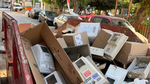 Συνεργείο πέταξε δεκάδες ρολόγια ρεύματος σε μισθωμένο από ιδιώτη κάδο οικοδομής