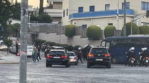 Μέλη του Ρουβίκωνα πέταξαν τρικάκια στην πρεσβεία του Ισραήλ 