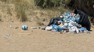 Κάνουν μπάνιο με τα σκουπίδια πλάι τους! 