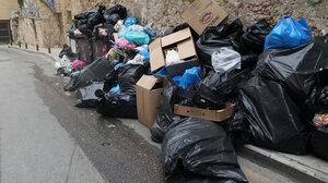 Απορρίματα: ο ιδιώτης, η περίσσια υποκρισία και οι «σωτήρες» που αναδύονται μέσα από τους κάδους! 