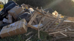 Χωρίς νερό για μέρες και τα σκουπίδια... "βουνό"!