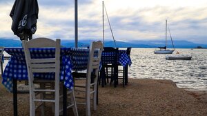 Το 50% των καταστημάτων που βγάζουν έξω τραπεζοκαθίσματα δεν έχουν άδεια από το Δήμο, σύμφωνα με το Ελεγκτικό Συνέδριο