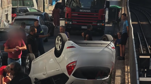 Βίντεο: Οδηγός τράκαρε με σταθμευμένο ΙΧ και ντελαπάρισε το αμάξι της στη λεωφόρο Ιωνίας