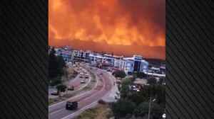 Καίγεται η Σμύρνη, βρέχει στάχτη στην Πάτμο