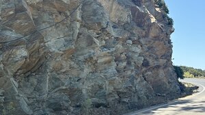 Επικίνδυνα βράχια στο δρόμο για την Αχλάδα