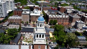 Το Χάρβαρντ προσφεύγει στη δικαιοσύνη εναντίον της απαγόρευσης εισόδου ξένων φοιτητών