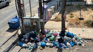 Μία απέραντη... χωματερή δίπλα στους νέους κάδους!