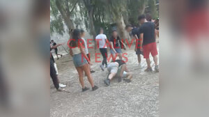 Σοκαριστικό video: Ανήλικοι έπαιζαν άγριο ξύλο σε κοινή θέα στο πάρκο του Ευκάλυπτου!