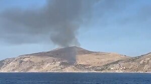 Πυρκαγιά στηνΎδρα: Καίει κοντά σε μοναστήρι - Δείτε βίντεο