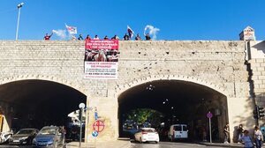 Γιγαντοπανό στην Καινούργια Πόρτα για τη 13ωρη εργασία