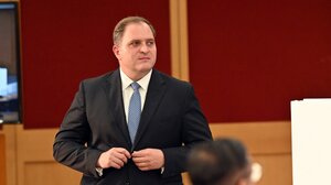 Πιτσιλής: Ως το τέλος του 2025 ολοκληρώνονται οι έλεγχοι στα ΚΥΔ - Τι είπε για τον "Φραπέ"