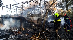 Σε ύφεση η πυρκαγιά στο Πικέρμι - Κάηκαν σπίτια, 57 απεγκλωβισμοί, μάχη με τις αναζωπυρώσεις 