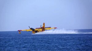 Αναγκαστική προσθαλάσσωση Canadair στον Κορινθιακό - Σώοι οι πιλότοι - Βίντεο