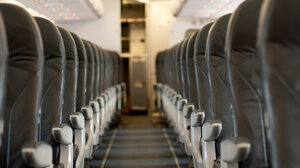 Εφιάλτης στον αέρα: Έχασε την όρασή του όταν αεροσυνοδός του έριξε καυτό καφέ