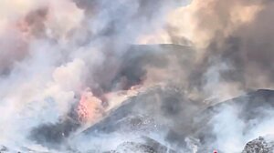 Λάρισα: Συνεχίζεται η «μάχη» με τις φλόγες στο Βαθύρεμα Αγιάς (βίντεο)