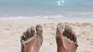 Κόλλησε άμμος στα πόδια; Το έξυπνο hack που τα κρατά καθαρά μετά την παραλία