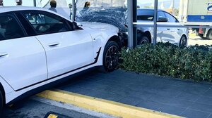 Πάτρα: Αυτοκίνητο έπεσε σε τζαμαρία σούπερ μάρκετ