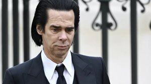 Νικ Κέιβ: Θαυμαστές του κατέκλυσαν κοινωνικό βιβλιοπωλείο στην Αγγλία