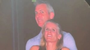 Πάρτι στα social media με το παράνομο ζευγάρι σε συναυλία των Coldplay: «Σίγουρα θα γράψουν νέο τραγούδι αφιερωμένο»