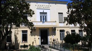 Ξεκίνησε η δίκη του δημοσιογράφου που κατηγορείται για εκβιασμό της Ζέττας Μακρή