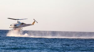 Ελευσίνα: Αναγκαστική προσθαλάσσωση πυροσβεστικού ελικοπτέρου - Καλά στην υγεία τους οι χειριστές