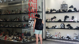 Η εκτίμηση του ΕΒΕΠ για τις επιπτώσεις του καύσωνα στο τζίρο των θερινών εκπτώσεων