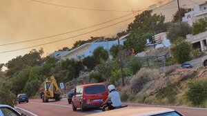 Μαίνεται η μεγάλη πυρκαγιά στα Αχλιά Ιεράπετρας, τρία ελικόπτερα ρίχτηκαν στη "μάχη" - Φωτιές και στο Ηράκλειο