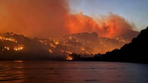 Λασίθι: Η πύρινη κόλαση μέσα από τη θάλασσα στην Ιεράπετρα – Βίντεο που “κόβει” την ανάσα