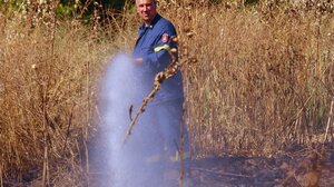 Φωτιά κοντά στη σιδηροδρομική γραμμή Πλατύ-Κατερίνη – Διεκόπη προσωρινά η κυκλοφορία
