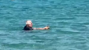 Πάρος: Γάλλος βούτηξε στη θάλασσα για να σώσει γατάκι που πνιγόταν - Δείτε βίντεο