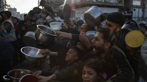 Η Βρετανία προχώρησε σε ρίψεις ανθρωπιστικής βοήθειας στη Γάζα από αέρος