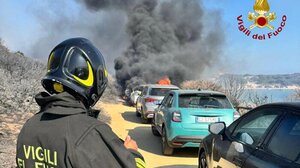 Ιταλία: Φωτιά παγιδεύει δεκάδες τουρίστες σε παραλία της Σαρδηνίας