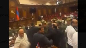 Άγρια συμπλοκή στο κοινοβούλιο της Αρμενίας - Βουλευτής του κυβερνώντος κόμματος επιτέθηκε σε μέλος της αντιπολίτευσης - Bίντεο