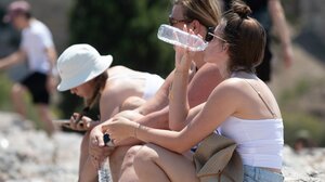 Στο «κόκκινο» παραμένει ο υδράργυρος σε όλη τη χώρα - Πότε κορυφώνεται το κύμα καύσωνα