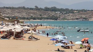 Mαζικοί έλεγχοι στις παραλίες ακόμη και με drones και υψηλά πρόστιμα για τους παρανομούντες