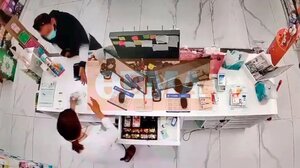 Δάφνη: Απειλούσε τους υπαλλήλους με μαχαίρι και άδειαζε τα ταμεία καταστημάτων – Βίντεο από τη δράση 34χρονου 