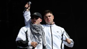 Στο αρχείο η υπόθεση κατά των Kneecap για τις δηλώσεις τους στο Γκλάστονμπερι