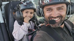 Είναι πέντε χρόνων και έχει ήδη τρεις πτήσεις με paratrike στο ενεργητικό της