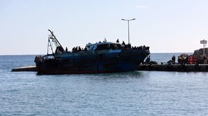 Νεαρός από το Σουδάν "πίσω" από την "καραβιά" μεταναστών στα νότια της Γαύδου