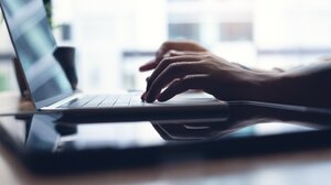 Λαμία: Η εν διαστάσει σύζυγος και η πεθερά του έστειλαν ταχυδρομικώς «ακατάλληλες» φωτογραφίες