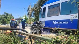 Απίστευτο βίντεο δείχνει τον οδηγό που παρασύρθηκε από το συρμό του προαστιακού να μιλά σώος ανάμεσα στα συντρίμμια