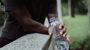 Νερό βρύσης ή από πλαστικό μπουκάλι; Ερευνητές προειδοποιούν για τους κινδύνους από τα μικροπλαστικά