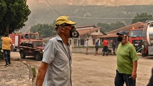 Αναζωπύρωση της φωτιάς στον Φενεό - Εντολή εκκένωσης μέσω 112 σε τρεις οικισμούς