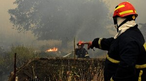 Ηράκλειο: Μεγάλη κινητοποίηση της Πυροσβεστικής για φωτιά στον Άγιο Θωμά