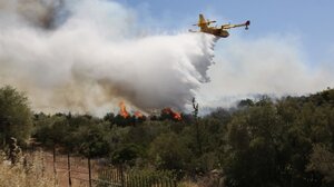 Ύφεση στη φωτιά του Ζωγράφου - Εκτροπές σε Κατεχάκη, Υμηττό και Αττική Οδό