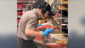Σάλος στη Ρωσία: Υπάλληλος fast food έφτυσε σε μπέργκερ πελάτη - Βίντεο ντοκουμέντο προκαλεί οργή